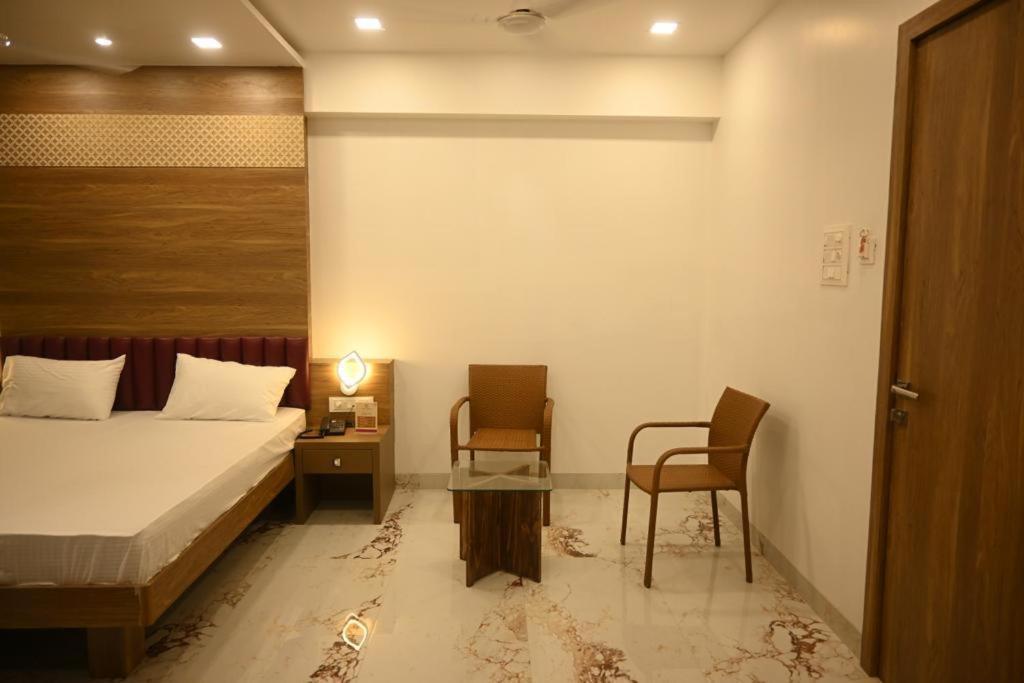 Hotel Prime Square Daund Esterno foto